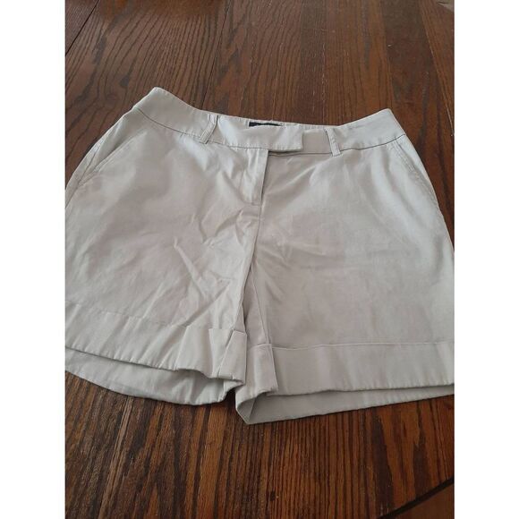 Size 6 Anne Klein Stretch Khaki Tan Shorts Cuffed Hem with Pockets - Picture 1 of 4